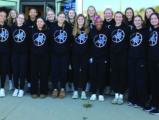 Schmit stops by with university women’s basketball team