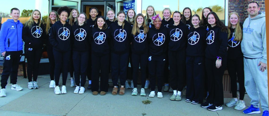 Schmit stops by with university women’s basketball team
